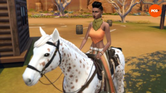 Une femme Sims chevauche un cheval tacheté de blanc et de marron dans le désert