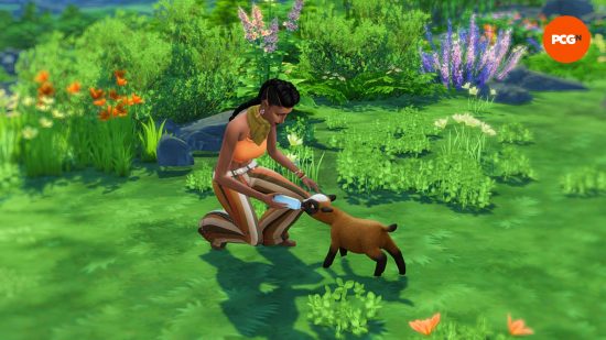 Une femme Sim portant un biberon orange nourrit une mini-chèvre dans un champ herbeux avec des fleurs