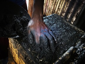 Biochar dans une usine en Afrique.  Une fois mélangé au sol, le biochar améliore la qualité du sol, en éliminant les contaminants et en distribuant lentement les nutriments aux plantes.