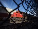 Un train du CN au port de Vancouver.  Les principaux chemins de fer du Canada se battent contre des règles qui ajouteraient une dose de concurrence à l'industrie.