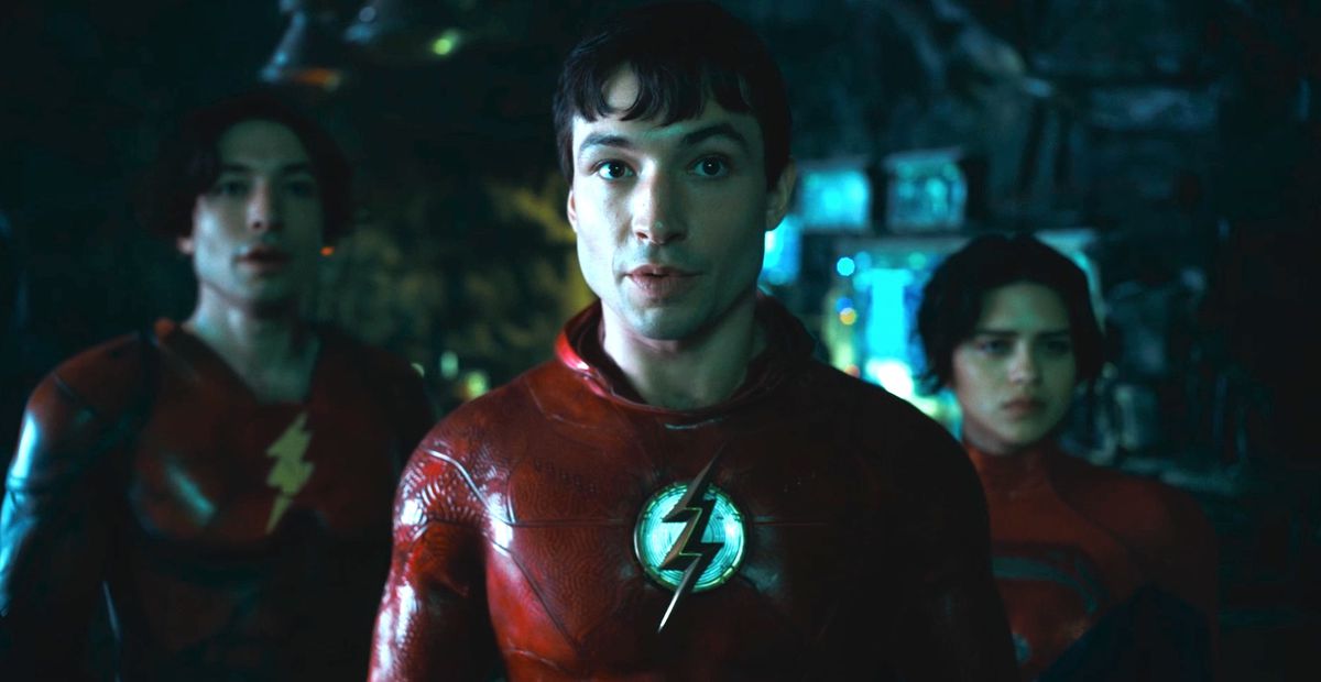 Ezra Miller en tant que Flash en deux dimensions et la nouvelle Supergirl Sasha Calle se tiennent dans la batcave
