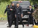 Allie Grewal des Amis des Hells Angels, alias Ali Grewal, assiste à ses funérailles à Delta, en Colombie-Britannique, le 16 août 2019. Harb Dhaliwal est au milieu, les bras tendus vers le bas, et à droite, portant également des lunettes de soleil, est accusé le tueur Tyrel Nguyen.