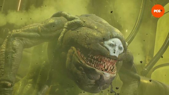 Bilan de Remnant 2 : Tal'Ratha, un boss biomécanique au visage humanoïde entouré de rangées de dents ressemblant à des requins, sourit de joie, recouvert de gaz vert.