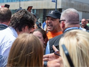 Un homme crie au premier ministre Justin Trudeau.