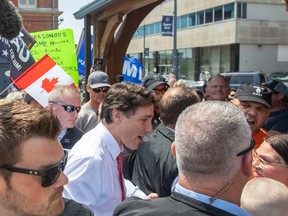 Les manifestants crient sur le premier ministre Justin Trudeau.