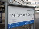 La clinique de genre pour les jeunes de Tavistock à Londres, en Angleterre, a été fermée en 2022 après qu'un examen gouvernemental a révélé qu'elle fournissait des soins irresponsables.  Un lanceur d'alerte a soulevé des inquiétudes similaires concernant une clinique aux États-Unis – le centre transgenre de l'Université de Washington à l'hôpital pour enfants St. Louis.