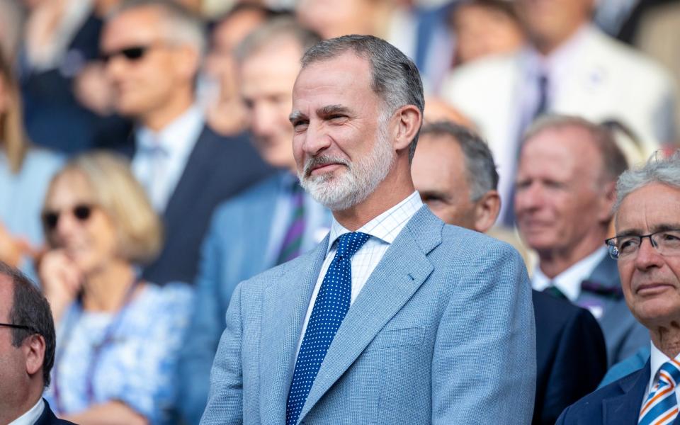 Le roi Felipe d'Espagne regarde Carlos Alcaraz à Wimbledon