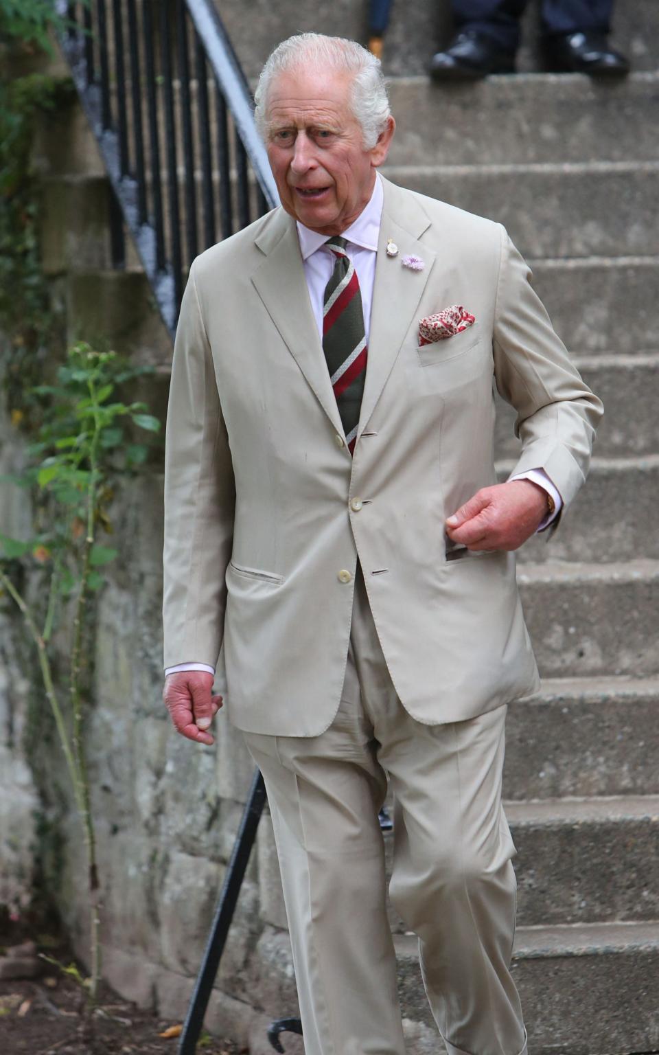 Une épaule plus nette et une jupe plus soignée de la veste améliorerait le roi Charles&# x002019 ;  silhouette