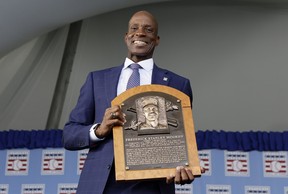 Fred McGriff pose pour une photo avec sa plaque lors de la cérémonie d'intronisation au Temple de la renommée du baseball au Clark Sports Center le 23 juillet 2023 à Cooperstown, NY