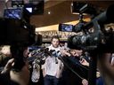 Alex Galchenyuk s'adresse aux médias alors que les joueurs des Canadiens ont vidé leurs casiers au Complexe sportif Bell de Brossard le 9 avril 2018, après avoir échoué aux séries éliminatoires de la LNH.