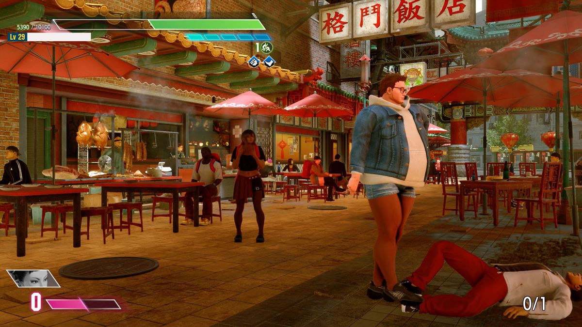 Le personnage de Street Fighter 6 de l'écrivain, portant des collants rouges et un short en jean, debout au-dessus d'un adversaire vaincu à la fin d'un match