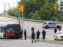 La police d'Ottawa enquête sur une collision impliquant un autobus d'OC Transpo et un piéton près du coin du boulevard Saint-Laurent et du chemin Tremblay à Ottawa jeudi.