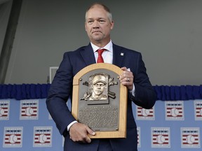Scott Rolen pose pour une photo avec sa plaque lors de la cérémonie d'intronisation au Temple de la renommée du baseball au Clark Sports Center
