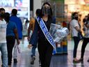 Miss Monde Panama 2021, Krysthelle Barretto, distribue des écrans faciaux dans le cadre d'une campagne du ministère de la Santé (MINSA) visant à distribuer quelque 2 000 écrans faciaux afin de ralentir la propagation du COVID-19, à Panama City le 1er février 2021.