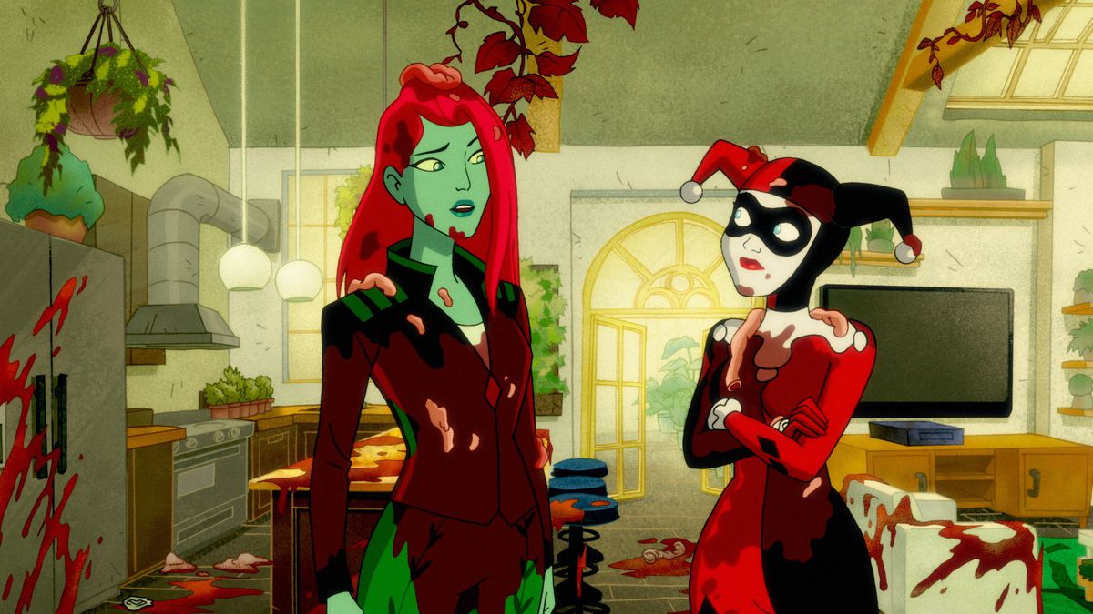 Poison Ivy et Harley Quinn se tiennent debout et se regardent