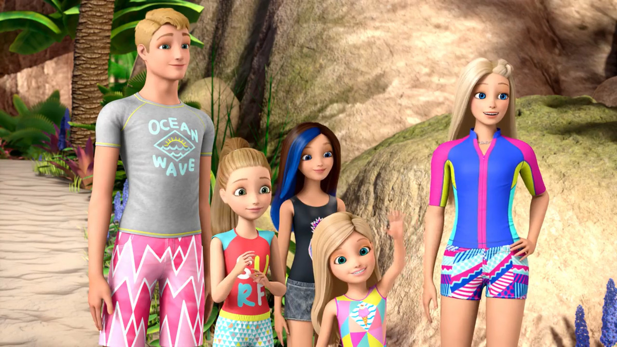 Barbie debout sur une plage avec Skipper, Stacie, Chelsea et Ken