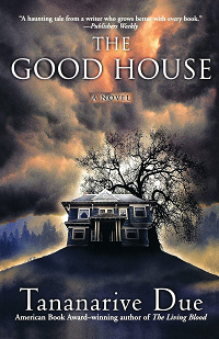 couverture de The Good House de Tananarive Due, avec une maison effrayante avec un arbre effrayant derrière elle