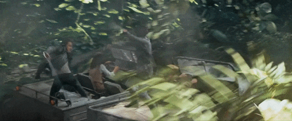 Mutt Williams combat Irina Spalko au sommet de deux jeeps traversant la jungle dans Indiana Jones et le royaume du crâne de cristal