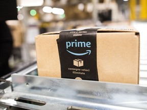 Un colis se trouve sur un tapis roulant dans un centre de distribution d'Amazon.com Inc. au Royaume-Uni. Le stock d'Amazon a chuté au cours des quatre dernières années lors de son événement Prime Day.