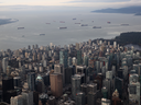 Une vue aérienne de Vancouver alors que des porte-conteneurs sont inactifs dans Burrard Inlet, juste à l'extérieur du port de Vancouver.