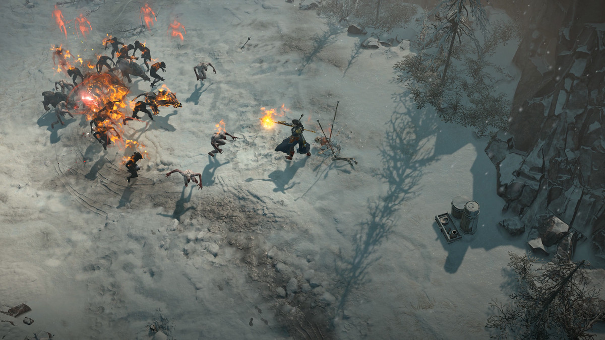 Un joueur attaque des ennemis dans une toundra enneigée dans Diablo 4, en utilisant une puissante magie de flamme pour éloigner leurs ennemis.