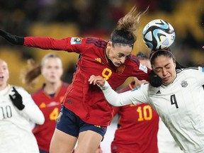 L'Espagnole Esther Gonzalez, à gauche, et Mariana Benavides du Costa Rica s'affrontent pour se diriger vers le ballon lors du match de football du groupe C de la Coupe du monde féminine entre l'Espagne et le Costa Rica à Wellington, en Nouvelle-Zélande, le vendredi 21 juillet 2023.