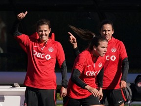La Canadienne Christine Sinclair, à gauche, fait des gestes lors d'une séance d'entraînement avant la Coupe du monde féminine de la FIFA à Melbourne, en Australie, le lundi 17 juillet 2023.