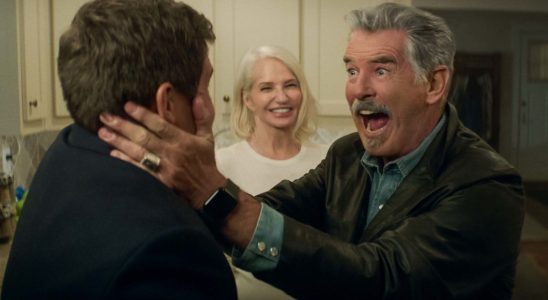 Comment Adam Devine s'est préparé pour sa scène de baiser Pierce Brosnan dans The Out-Laws de Netflix
