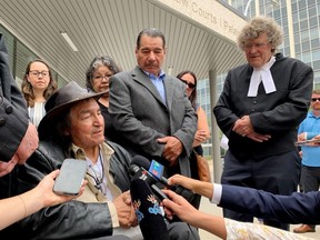 Allan Woodhouse, récemment acquitté, de gauche à droite, ainsi que Brian Anderson et James Lockyer, l'un des avocats des deux hommes et directeur d'Innocence Canada, s'adressent aux médias devant le palais de justice de Winnipeg, le mardi 18 juillet 2023. LA PRESSE CANADIENNE/Brittany Hobson