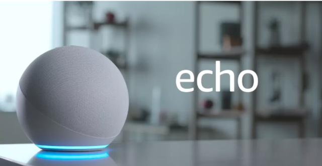 L'appareil Echo de quatrième génération est une sphère recouverte de tissu avec un halo à la base, contrastant avec les cylindres en plastique trapus des Echoes de la génération précédente.