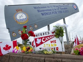 Un mémorial rend hommage aux victimes d'un écrasement d'hélicoptère militaire, à la 12e Escadre Shearwater à Dartmouth, en Nouvelle-Écosse, domicile du 423e Escadron d'hélicoptères maritimes, le 1er mai 2020.