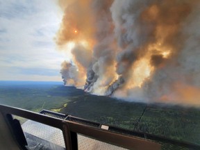 De la fumée s'élève d'un incendie de forêt dans le complexe de Donnie Creek au sud de Fort Nelson le 27 mai 2023.