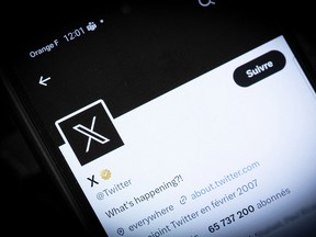 Le nouveau logo Twitter, rebaptisé X, est photographié à Paris le 24 juillet 2023.