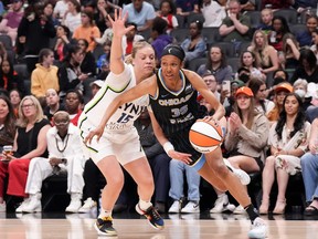 Rebekah Gardner de Chicago Sky, à droite, passe devant Rachel Banham des Minnesota Lynx lors de la deuxième mi-temps de l'action de pré-saison de la WNBA à Toronto le 13 mai 2023. Le succès du jeu génère toujours « beaucoup de buzz » dans les cercles de la WNBA alors que la ligue regarde expansion.