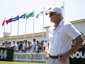 Les fans regardent le PDG de LIV Golf, Greg Norman, regarder depuis le practice avant le premier tour d'un tournoi de golf LIV au Real Club Valderrama de San Roque, en Espagne, le vendredi 30 juin 2023.