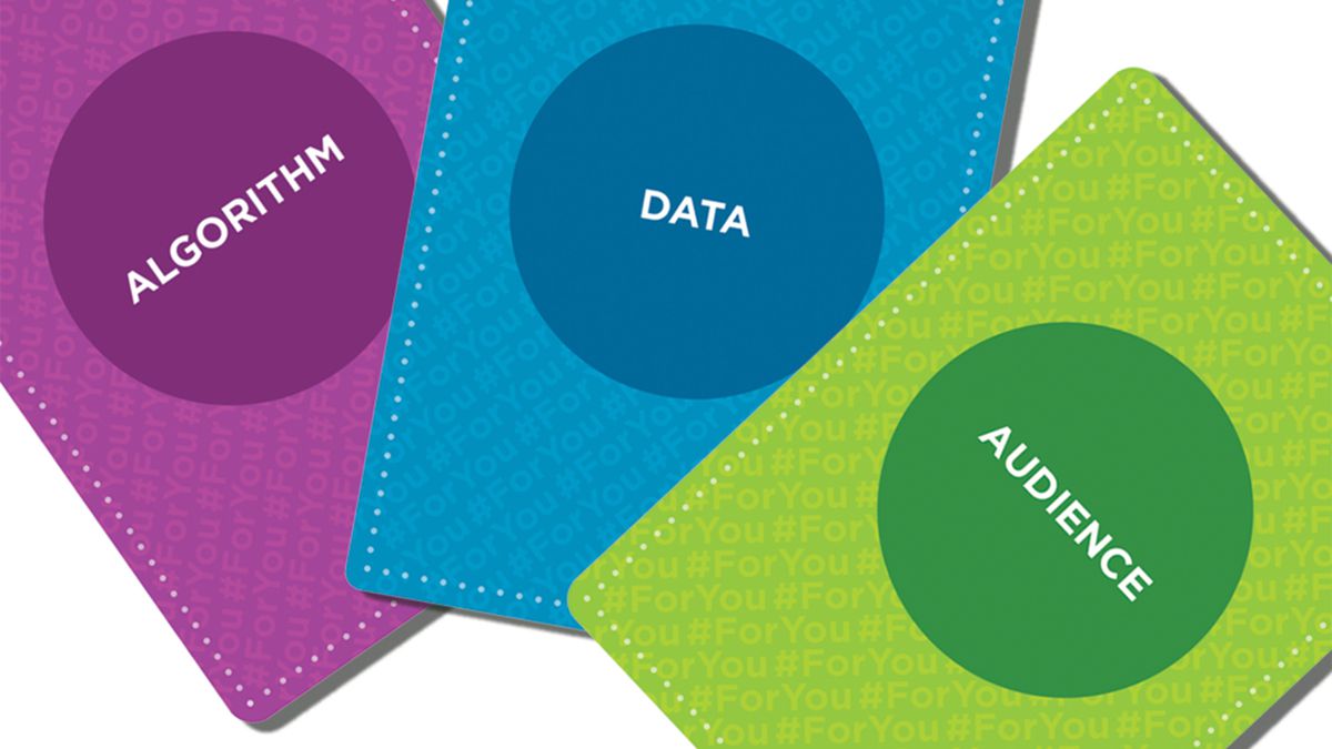 Trois dos de cartes de #For You incluent des cartes répertoriées comme algorithmes, données et audience.