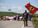 Un groupe d'Autochtones maintient un blocus à la décharge de Brady Road juste à l'extérieur de Winnipeg, le 10 juillet 2023.