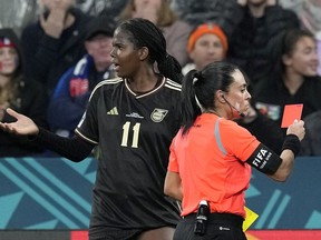 Khadija Shaw, de la Jamaïque, réagit après avoir reçu un carton rouge de l'arbitre Maria Carvajal lors du match de football du groupe F de la Coupe du monde féminine