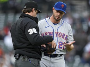 Le lanceur des Mets de New York Max Scherzer est contrôlé par l'arbitre Adam Beck sur le chemin de l'abri.
