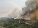Un grand feu de forêt en Alberta. 