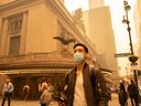 Une personne porte un masque facial alors que la fumée des incendies de forêt canadiens recouvre Manhattan le 7 juin 2023 à New York.