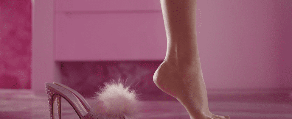 La réalisatrice de Barbie, Greta Gerwig, a refusé d'utiliser CGI pour le tir aux pieds arqués de Margot Robbie