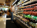   Une cliente traverse une épicerie le 12 juillet 2023 à Miami.  Le rapport sur l'indice des prix à la consommation aux États-Unis a montré que l'inflation est tombée à son taux annuel le plus bas en plus de deux ans en juin.