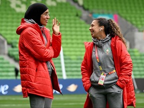 Les joueuses marocaines Nouhaila Benzina (à gauche) et Fatima Gharbi inspectent le terrain du stade rectangulaire de Melbourne à Melbourne le 23 juillet 2023, à la veille de la Coupe du monde féminine