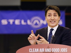 Le premier ministre Justin Trudeau prend la parole lors d'une conférence de presse à Windsor le lundi 2 mai 2022 où Stellantis a annoncé un investissement de 3,6 milliards de dollars pour rééquiper les installations de Windsor et de Brampton.