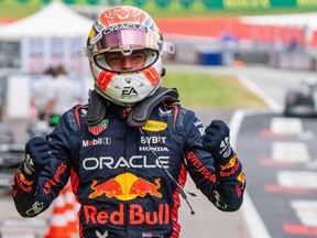 Max Verstappen, vainqueur de la pole position de Red Bull Racing, célèbre.
