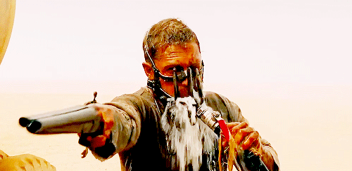 Un GIF de Tom Hardy alors que Max aspire de l'eau à travers son museau en métal