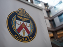 Un logo des services de police de Toronto est affiché au siège social, à Toronto, le vendredi 9 août 2019.