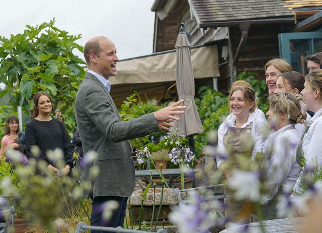 Le prince de Galles rencontre des membres de l'équipe de cuisine lors d'une visite à la pépinière du duché de Cornouailles, près de Lostwithiel, en Cornouailles 