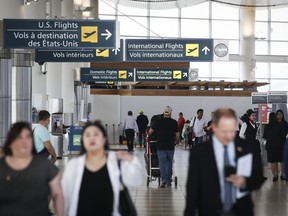 Les passagers et la signalisation à l'aéroport de Winnipeg sont vus le mardi 6 juin 2023.